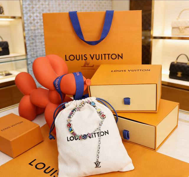 Monogram party手链 Mp4290 全新 Monogram party 手链融汇趣味串珠和装饰，以欢欣气息亮相 春夏系列。粗线条字母拼读路易威登标识