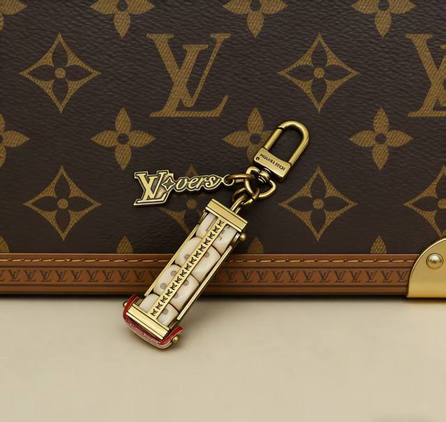 M01750当季新款 Lv Lovers Dice 包饰与钥匙扣 Lv Lovers Dice 包饰与钥匙扣拥有可拆卸骰子，随心开启幸运游戏。耀目金属呈现复古外