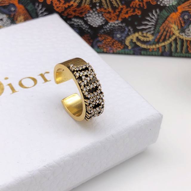 编号Djz0015 Dior 现货款式 戒指678 现货即发 爆款随时断货 复古风格时尚造型设计很漂亮专柜材质