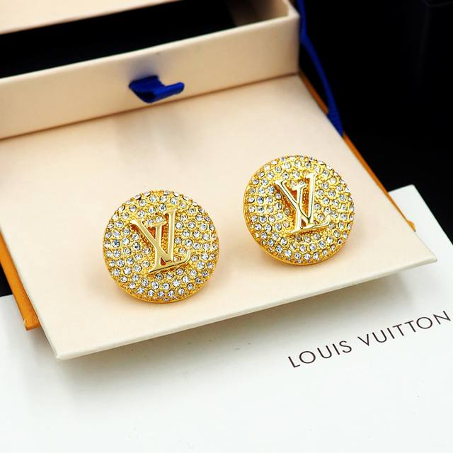 驴家圆饼满钻字母耳钉Xe928