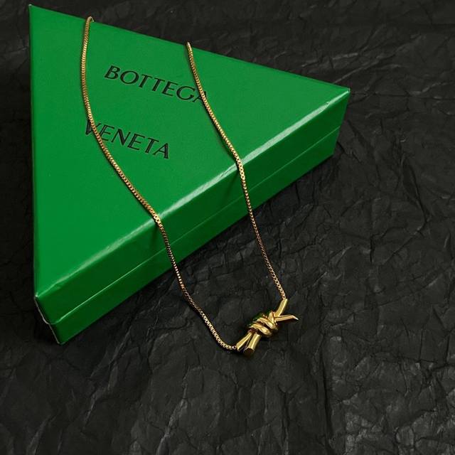 Bottega Veneta Bv项链 金属感十足 特别特别赞,整体细节非常令人惊喜,设计感十足,必须为世家的设计点个大大的赞,不仅带出个人自信及品味,款式典雅 Bottega Veneta Bv项链 金属感十足 特别特别赞,整体细节非常令人惊喜,设计感十足,必须为世家的设计点个大大的赞,不仅带出个人自信及品味,款式典雅