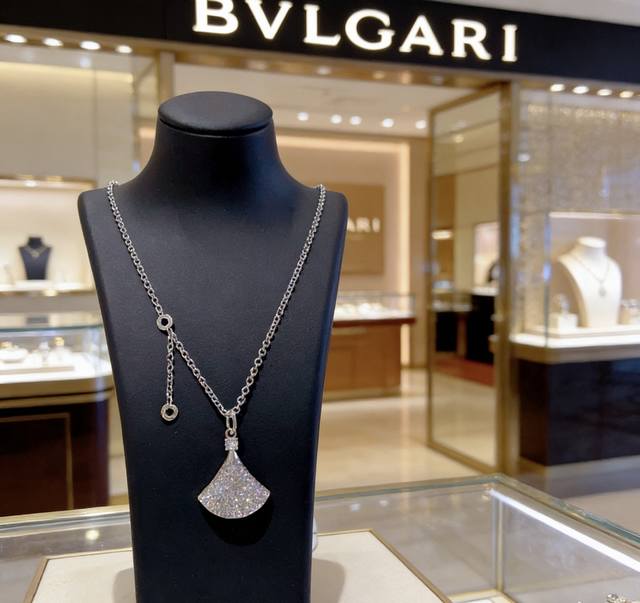 Bulgari necklace in V gold. From the Bulgari Divas' Dream collection, this neckl