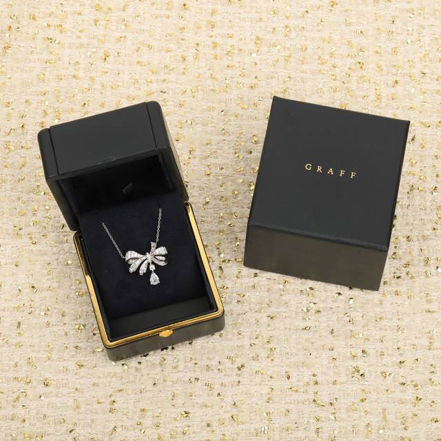 206021 我们出品 蝴蝶吊坠 Z 000，可订做真金真钻，只做对版Zp真金货，pk市面各种金货量大咨询客Fu 由格拉夫大师级工匠精心雕琢而成的Tilda’S