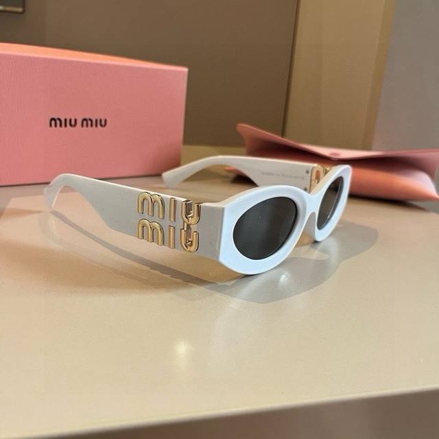 Miumiu cat-eye sunglasses, recommended by many online influencers DDD