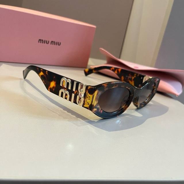 Miumiu cat-eye sunglasses, recommended by many online influencers DDD