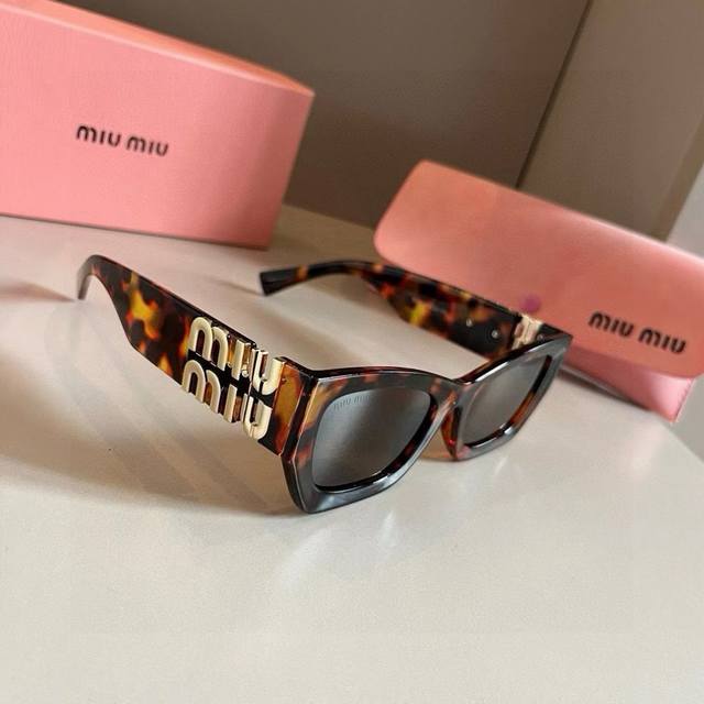 Miu Miu Sunglasses Black with a gold logo is always the perfect combination. A m