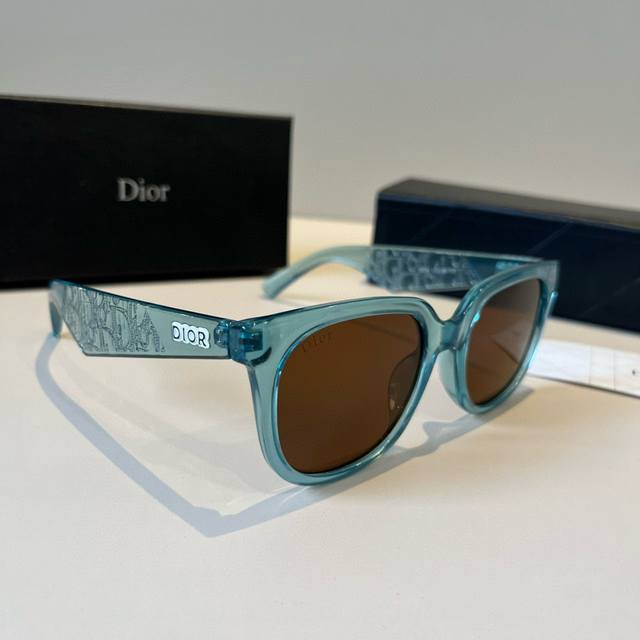 Dior's must-have item for the travel season: a casual tribute to the iconic Dior