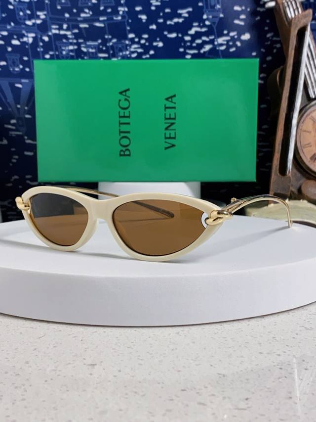 Bottega Veneta New Summer Women's Hollowed-out Cat-eye Sunscreen Sunglasses, Cro