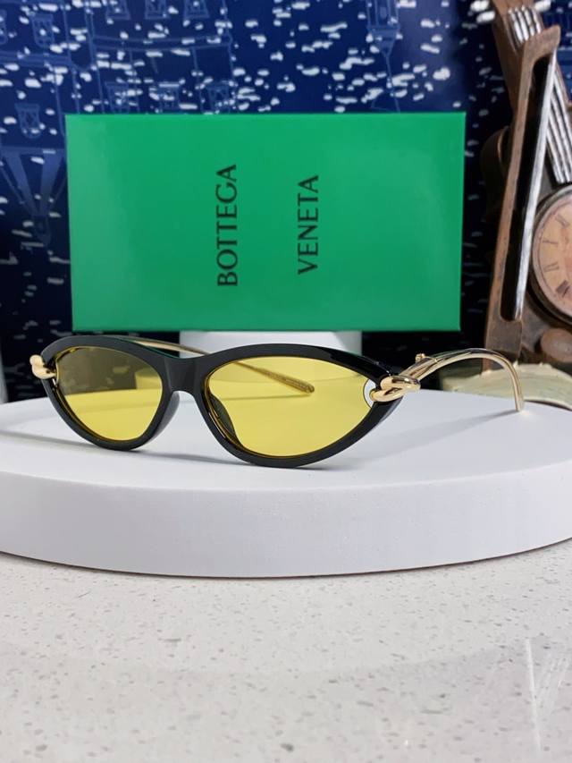 Bottega Veneta New Summer Women's Hollowed-out Cat-eye Sunscreen Sunglasses, Cro