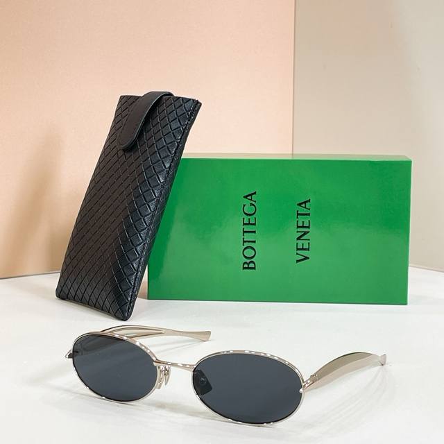 Bottega Venet*Model: Bv1386Ssize: 57 ports 21-135 DDD