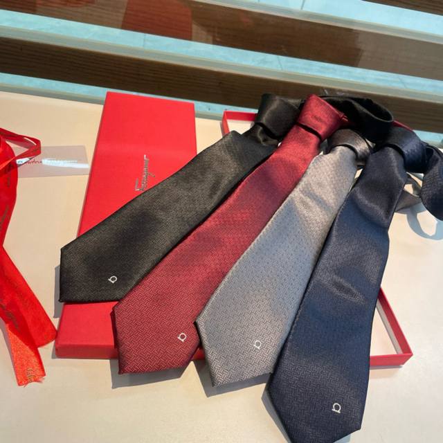 Ferragamo men's new tie collection, complete with packaging, allowing men to ful