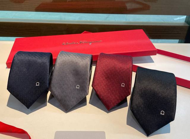 Ferragamo men's new tie collection, complete with packaging, allowing men to ful