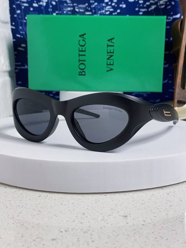 Bottega Veneta 2026 New Sunglasses: Futuristic, Alien-Shaped, Y2K Hot Girl Dopam