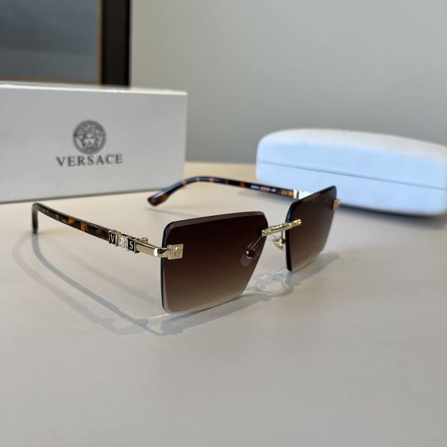 New Versace stylish and unique sunglasses, super gentle and with a summery vibe
