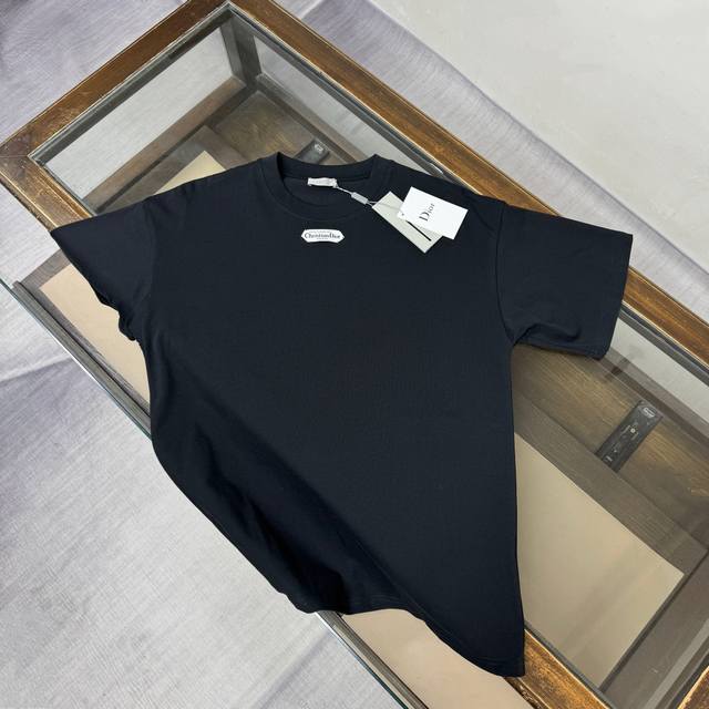 Dior 迪奥 26春夏新品最新款短袖圆领t恤～男女同款～ 高端订制 设计前卫时尚！高端定制面料，手感柔软，穿着舒适，客供进口高档面料质感非常细腻，细节工艺精湛
