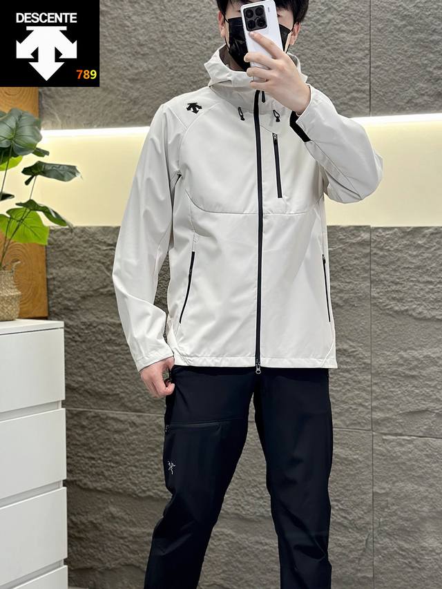 迪桑特 新款 爆款 迪桑特冲锋衣春新款软壳冲锋衣 户外登山旅行夹克情侣款防风 冲锋衣连帽外套。城市户外轻量化 防风防水 简约纯色百搭夹克冲锋衣外套 耐磨而高度防