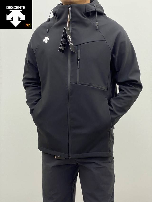 迪桑特*Descente*26年春季男女情侣款户外防风防泼水耐磨微加绒软壳连帽外套！一体压绒压绒复合工艺，一件小众顶级户外的运动佳品！X猫同步在售2000+公价