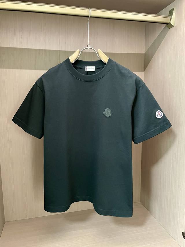 蒙口 春夏新品，优选特定原版开发300支双股精棉平纹面料，上身挺阔舒适度佳，外穿内搭随意搭配，男女同款尺码s-Xxl