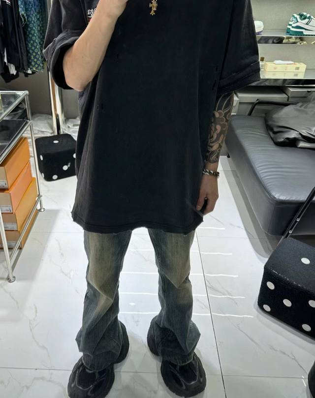 模特图 Balenciaga |Look Book 巴黎世家 24Fw 竖纹竹节条纹微喇弯刀牛仔裤质地厚实 防皱防缩防变形 裤脚微喇叭版型显瘦显高 重度水洗呈现 模特图 Balenciaga |Look Book 巴黎世家 24Fw 竖纹竹节条纹微喇弯刀牛仔裤质地厚实 防皱防缩防变形 裤脚微喇叭版型显瘦显高 重度水洗呈现