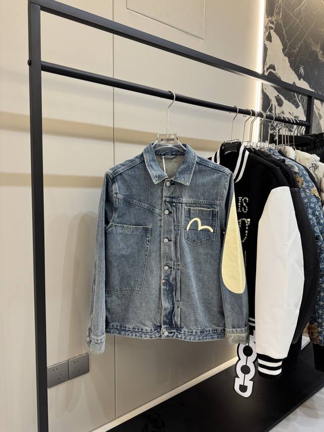 Top-tier original Evisu Fukujin-style denim jacket with a slanted "M" print on t Top-tier original Evisu Fukujin-style denim jacket with a slanted "M" print on t
