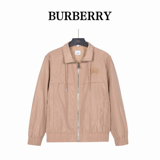 Burberry 巴宝莉26Ss胸前硅胶战马翻领薄外套 贸易渠道稀出，海外精品限量销售。户外风衣产品的典范，商标彰显品牌辨识度。这款夹克兼备舒适且轻盈的特质。