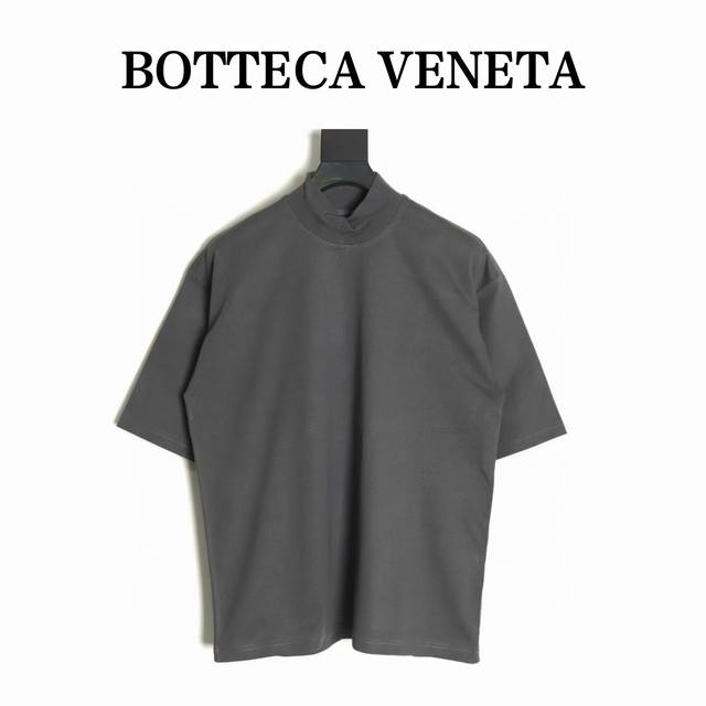 Bottega Veneta 葆蝶家 Bv 25Ss 小高领短袖t恤采用重磅20S纯棉面料，280克重；搭配21S+70D拉架1×1螺纹，300G。对色定染螺纹