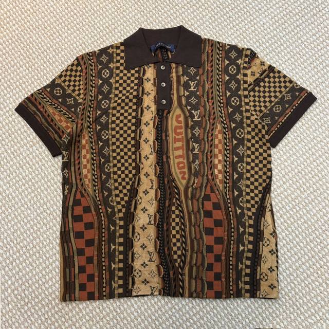 驴家 25Ss短袖马球衫 本款马球衫致敬 2000 年代初期的街头时尚,以提花针织工艺描绘品牌标识,瞩目加入 pharrell Williams 和 Nigo 驴家 25Ss短袖马球衫 本款马球衫致敬 2000 年代初期的街头时尚,以提花针织工艺描绘品牌标识,瞩目加入 pharrell Williams 和 Nigo