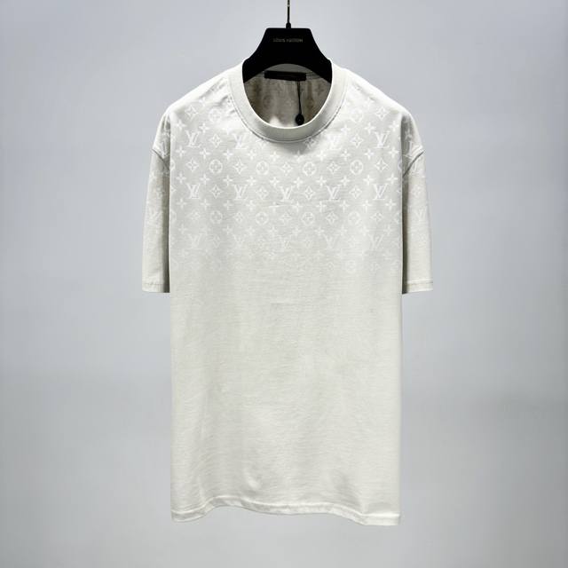 1V 渐变棉质 T 恤本款 T 恤取材轻盈棉质针织，展现渐变 Monogram 图案从肩部向下消散之景，为休闲造型注入品牌巧思。标准版型monogram 渐变印