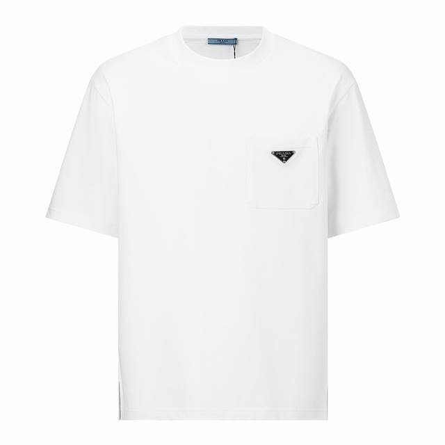 现货 prada三角标口袋短袖 白色 Size S M L Xl原4,472购入，此款采用16支260克精梳赛络纺纱无尘烧毛加食毛工艺，成衣后加柔洗水克重达28