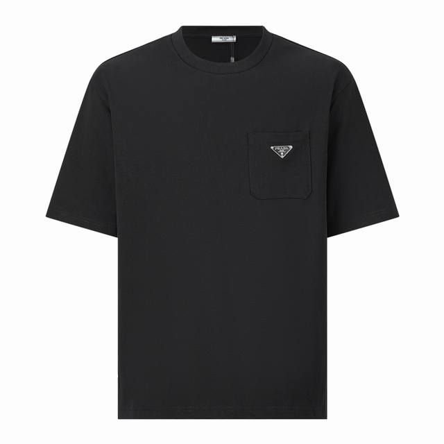 现货 prada三角标口袋短袖 黑色 Size S M L Xl原4,472购入，此款采用16支260克精梳赛络纺纱无尘烧毛加食毛工艺，成衣后加柔洗水克重达28