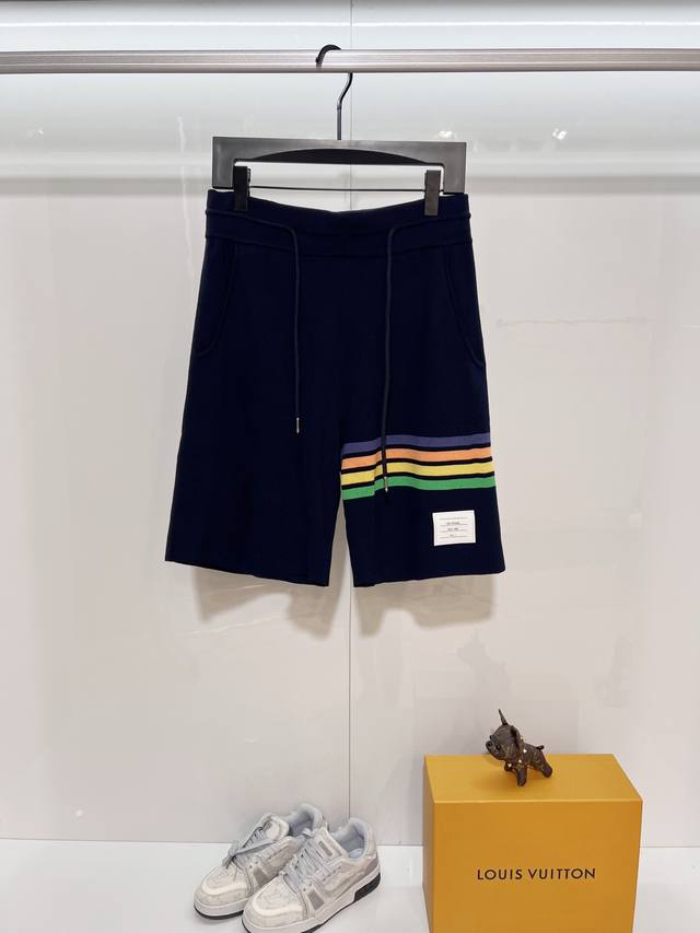 Thom Browne 2026 Ss新款针织短裤，定制面料采用威化布织法，提花针织工艺，版型紧致立体，4杠拼接，定制裤绳五金质感强，顺滑，上身舒适透气，凹凸有