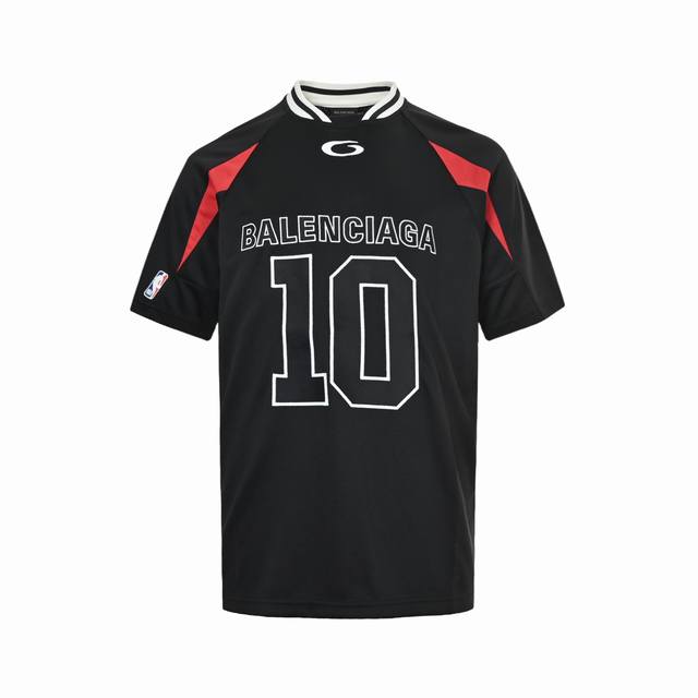 Balenciaga 巴黎世家 Nba篮球联名短袖面料采用订染150D凤眼布，水洗固色后克重达到245克，三种颜色的面料分别都做了5级固色以防止时间久了串色，定
