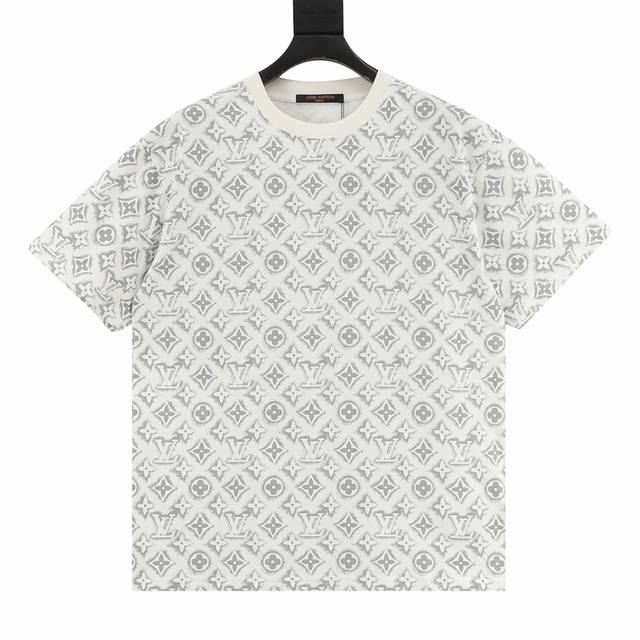 Louis Vuitton 满印logo短袖t恤lv新品！重工高克重短袖选用客供定制针织 %纯棉320克面料打造,面料手感细腻，厚实有质感的纯棉布 高密度的机织