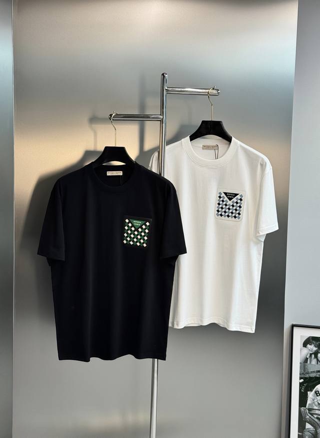 Bottega Venet*宝缇嘉* 来自意大利奢侈品牌bottega Veneta，采用经典格纹编织皮设计，灵感源自品牌标志性编织元素。棉质面料，穿着舒适透气