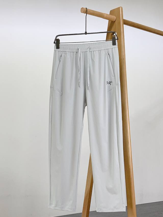 Arcteryx 始祖鸟 户外机能风休闲裤把简约高级与实穿性完美融合的年度硬货。甄选轻量透气速干面料，质感细腻挺括，抗皱耐穿好打理，兼具透气排汗性能。经典立体剪