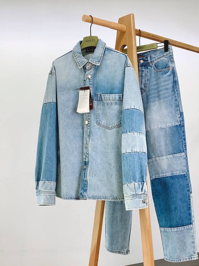 Gucci 古驰 拼接宽松棉质牛仔外套深浅不一的牛仔布块拼接，每块面料的纹理、色泽都有细微差异，是独属于复古牛仔的“不完美”美学，穿在身上，仿佛带着旧时光的故事