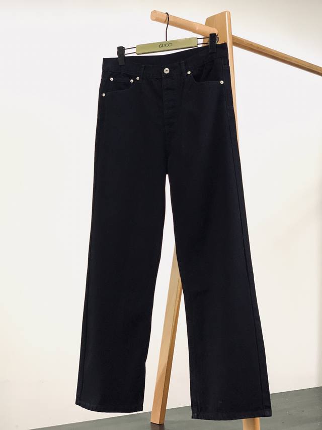 Dior Homme 迪奥 桀傲 2026Ss早春新品微喇黑色牛仔裤，重新定义经典的奢牌神裤！意大利进口高支纯棉斜纹面料，经过精心水洗做旧，手感软糯又挺括，久穿