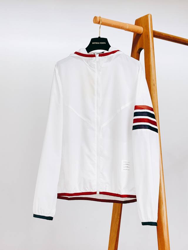 Thom Browne 汤姆 布朗 休闲连帽防晒服100%聚酯纤维面料客供进口呢龙材质,质感超级轻柔,上身轻盈无负担、无束缚，可供五金装饰辅料，经典撞色织带元素