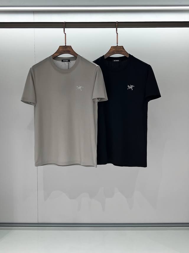 The Arc'Ter classic dynamic cool-skin quick-drying mesh crew neck t-shirt featur