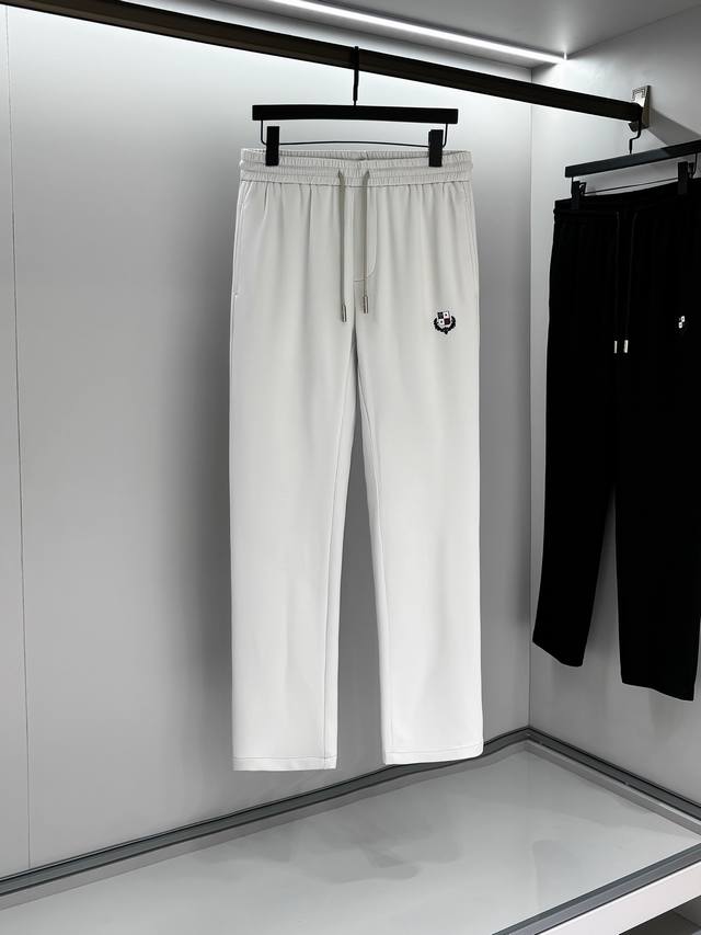 L春夏新品 极简运动打造出清爽的摩登stay！穿上新颖 时髦面料舒服透气，穿着非常舒适 低调不失奢华 穿出去非常有档次。裤型款式和裁剪亦无需多言 上身精致跃然