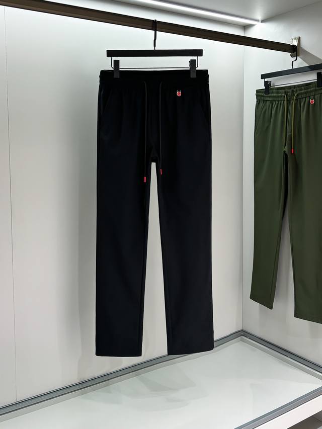 码数：M-L。Kiton# 2026 春夏休闲裤子美学的焕新诠释,演绎浓郁的格调型时尚风范,细节感和设计感强悍.经典品牌标识做为色彩搭配,演绎经典的品牌时尚,为