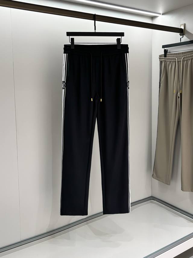 码数：M。Xl。 L家 2026早秋新款休闲裤官网同步发售。品牌经典织带logo休闲裤，定制面料，舒适度极好，手触感强烈。辨识度极高，完美品相工艺。尺码:M-3