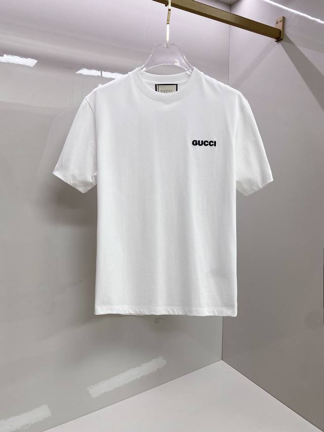 Gucci 古奇 2026Ss 春夏新款首发专柜最新款短袖圆领t恤 高端订制 设计前卫时尚！品牌logo重工艺设计 高端定制纯棉面料.手感柔软.穿着舒适.专柜级