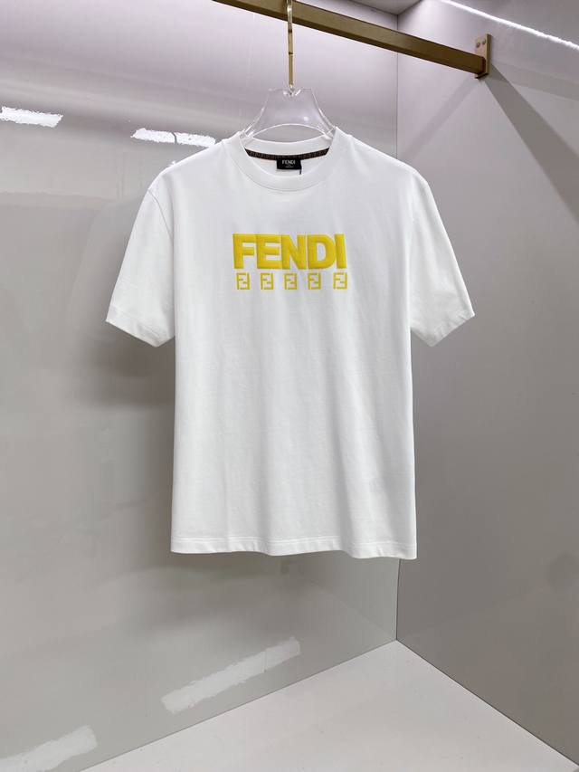 Fendi 芬迪 2026Ss 春夏新款首发专柜最新款短袖圆领t恤 高端订制 设计前卫时尚！品牌logo重工艺设计 高端定制纯棉面料.手感柔软.穿着舒适.专柜级