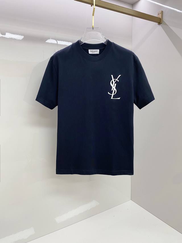 Ysl 圣罗兰 2026Ss 春夏新款首发专柜最新款短袖圆领t恤 高端订制 设计前卫时尚！品牌logo重工艺设计 高端定制纯棉面料.手感柔软.穿着舒适.专柜级别