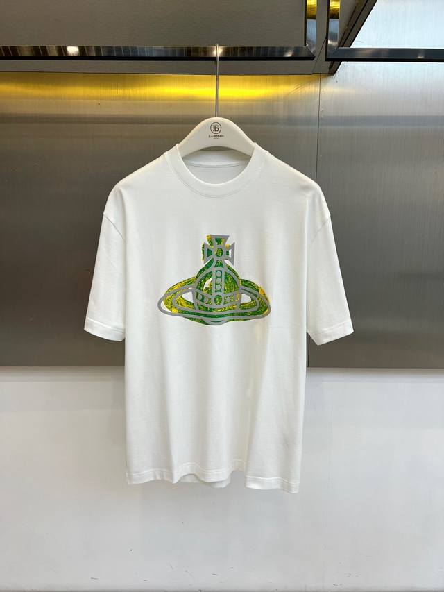 Vivienne Westwood 西太后、2026春夏新品短袖t恤重磅登场！以利落简约版型适配多元身形，宽松剪裁兼顾舒适与随性。胸前标志性的立体图案，将品牌经