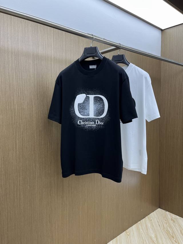 早春 Cd. 高级定制 2026春夏新款首发专柜最新款短袖圆领t恤 高端订制 设计前卫时尚！品牌logo重工艺设计 高端定制丝光云朵棉面料.手感柔软.穿着舒适.