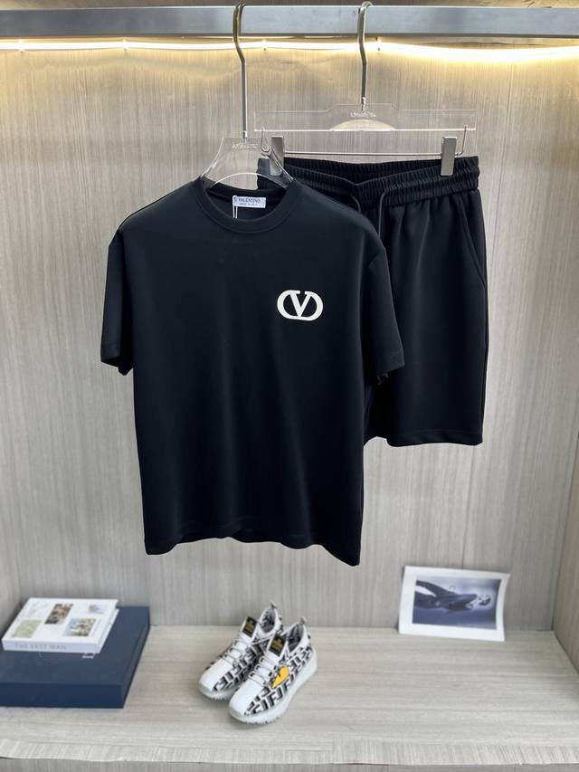 Valentino华伦天奴 新款男士圆领短袖短裤套装系列！高级感满满！细节精致高档，空气层面料 立体精致细腻。面料挺括抗皱耐磨，吸湿速干透气，利落有型。码数：M