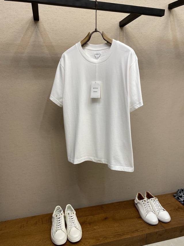 Bv，2026Ss 圆领套头棉质os宽松版型t恤背部饰有“Bottega Veneta Artigiana”刺绣图案宽松版型洗涤方式：建议反面包裹洗衣袋冷水快速