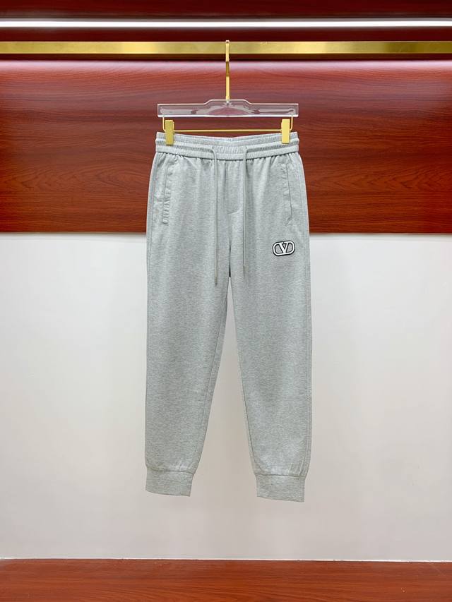 华伦天奴 新品 25Ss夏季新款休闲裤.定制铜氨丝空气层混纺面料，抗皱不粘灰抗静电，面料柔软舒适有垂感.立挺上身有型、立体裁剪设计拉长腿部线条，显高显瘦.松紧腰